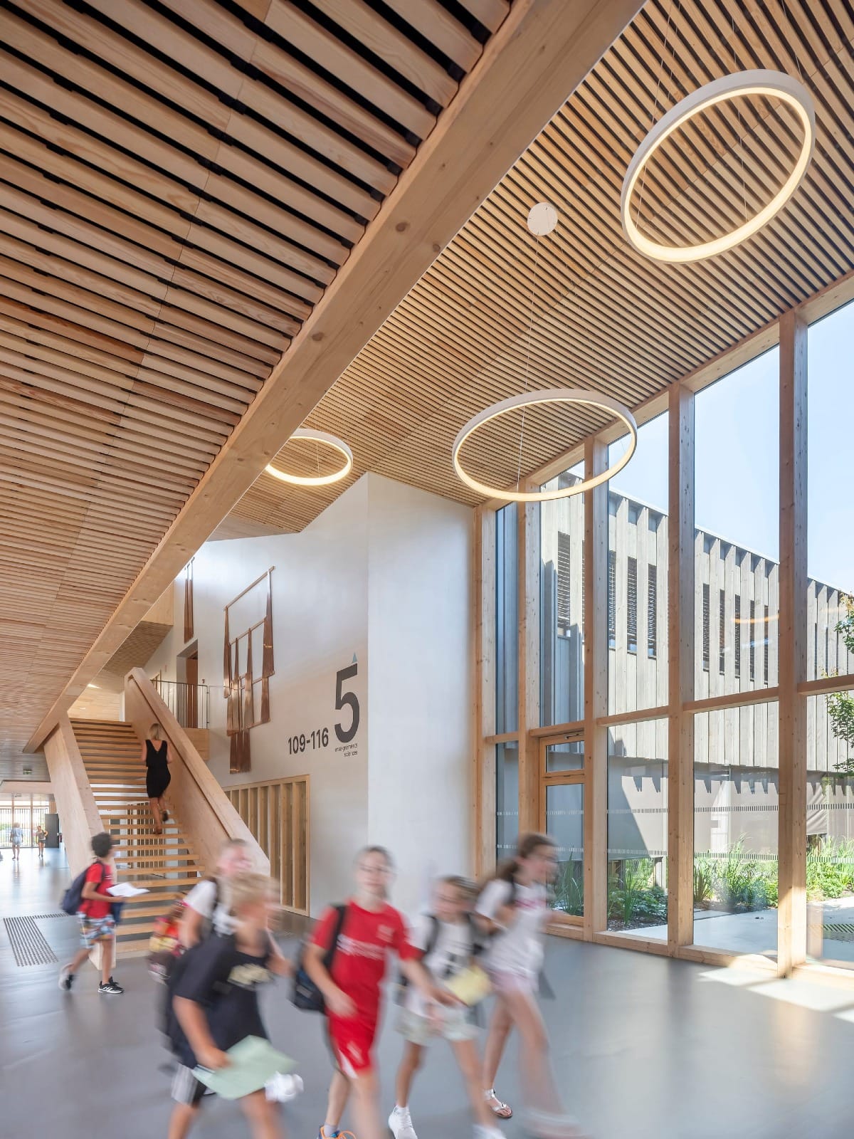 Collège du Ban | Agora lumineuse par SQUAD et Tectoniques