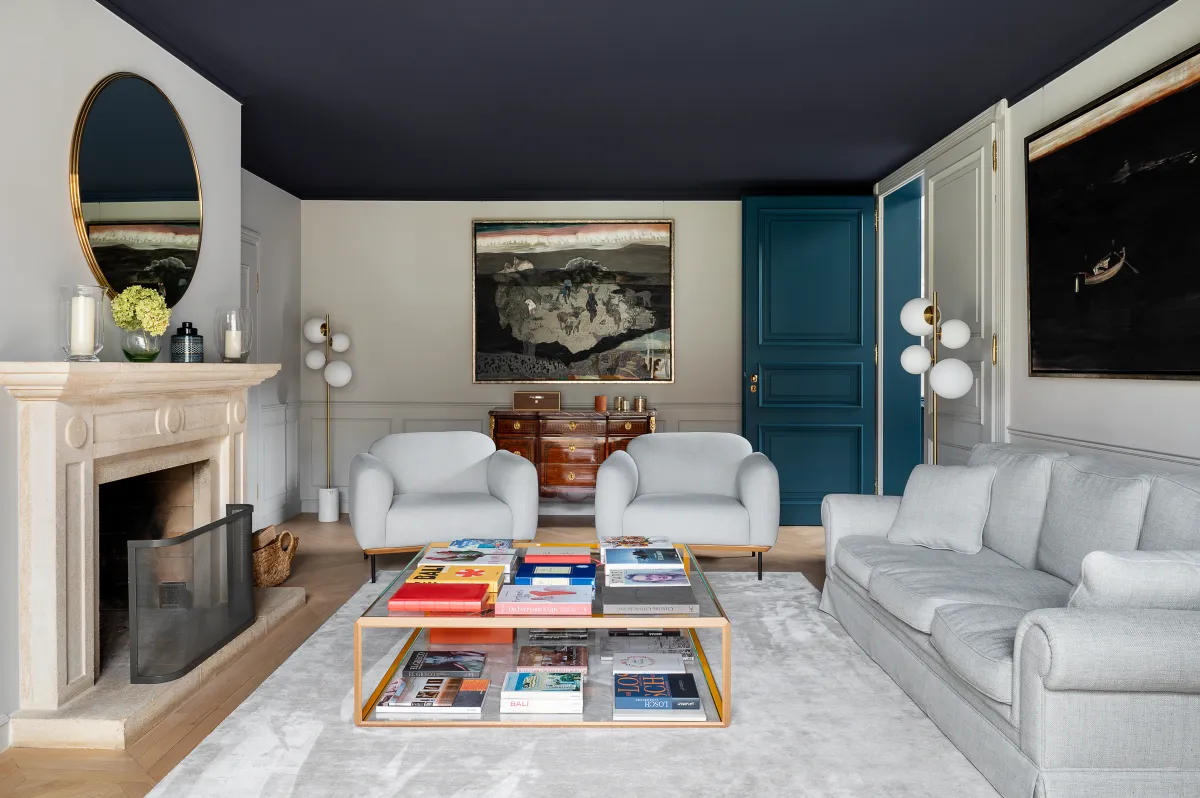 Bleu profond et textures nobles | l’art d’habiter selon Atelier Compostelle