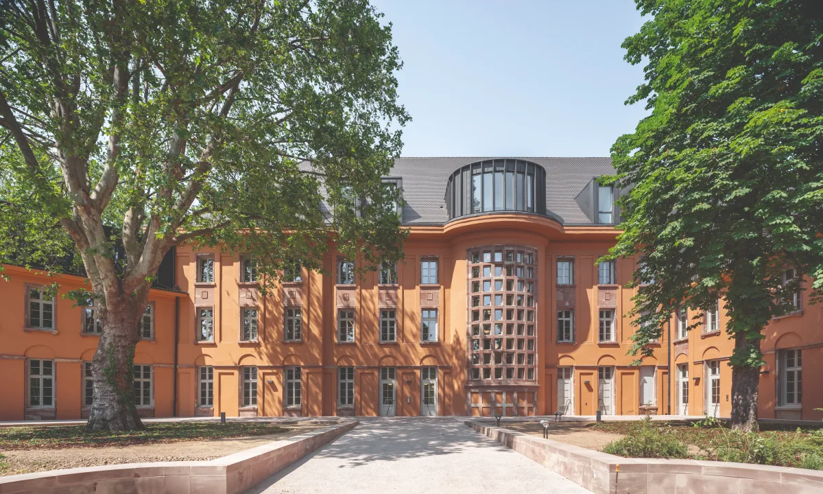 Deux pavillons hospitaliers entre héritage et innovation | par Richter architectes