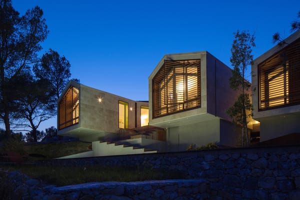 Maison NB par NBJ Architectes | volumes fragmentés en lisière boisée