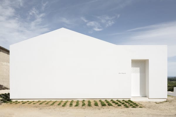 Entre murs blancs et vallon | Artelabo | Villa Tranquille