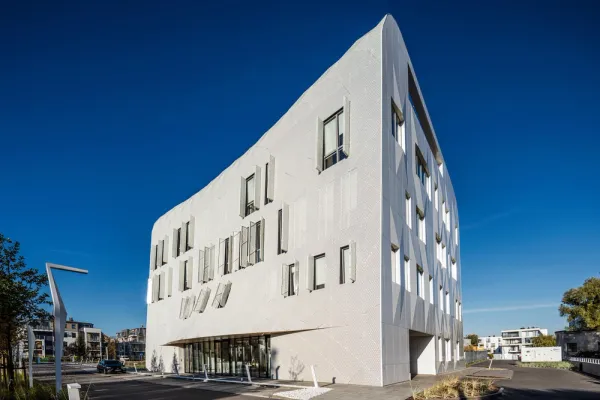 Wave One par FAAB Architecture | Reflets sur mer d’hiver